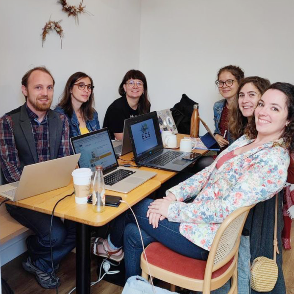 Coworking entre freelances d Bande à part chez café biscuit à Nantes