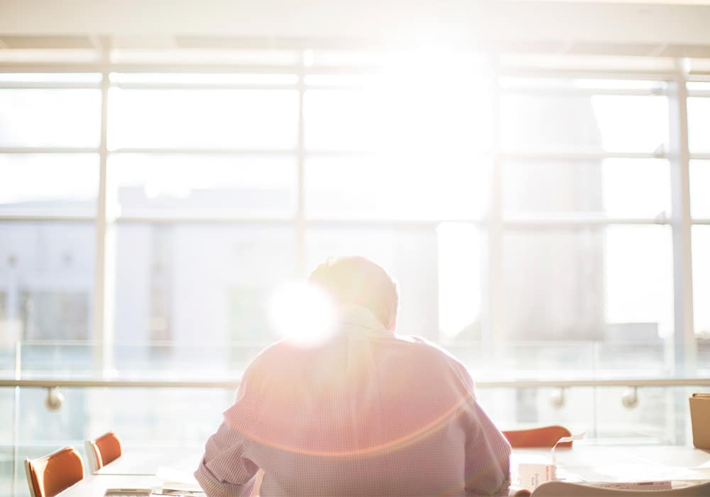 Freelance travaillant seul à son bureau