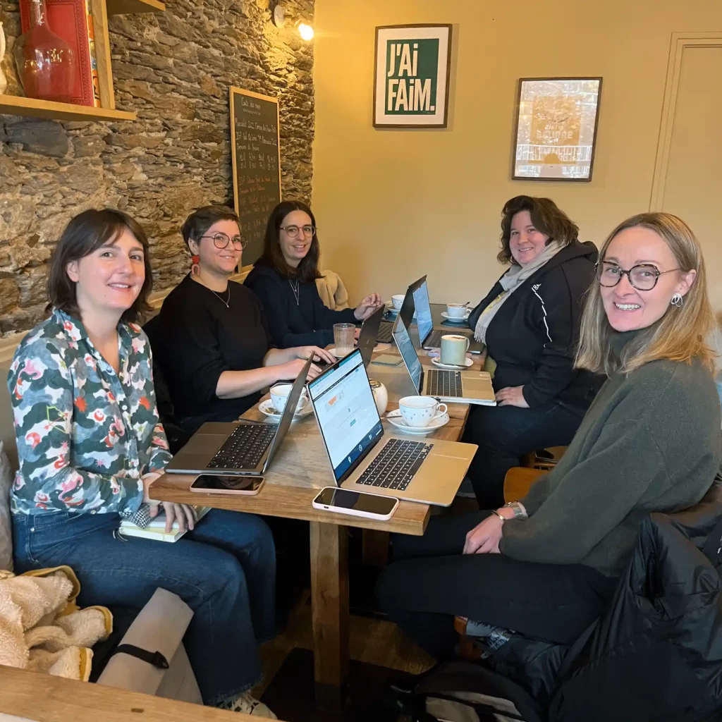 Coworking entre freelances de Bande à part au café Les Crèmes à Nantes.